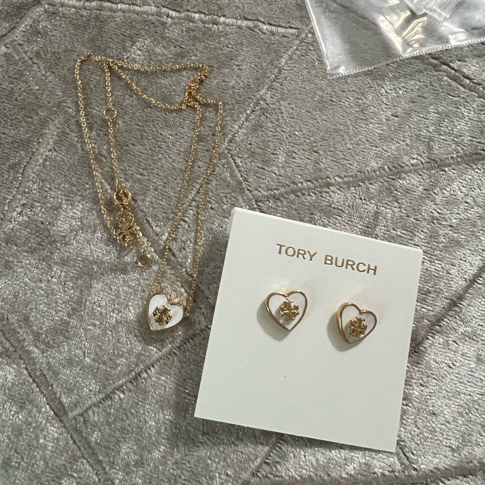 Tory Burch Kira Enameled Earring and Necklace Set 🤍